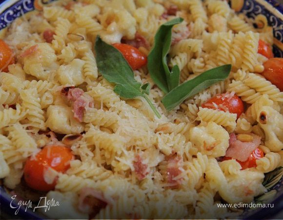 Салат из макарон с цветной капустой и кедровыми орешками 