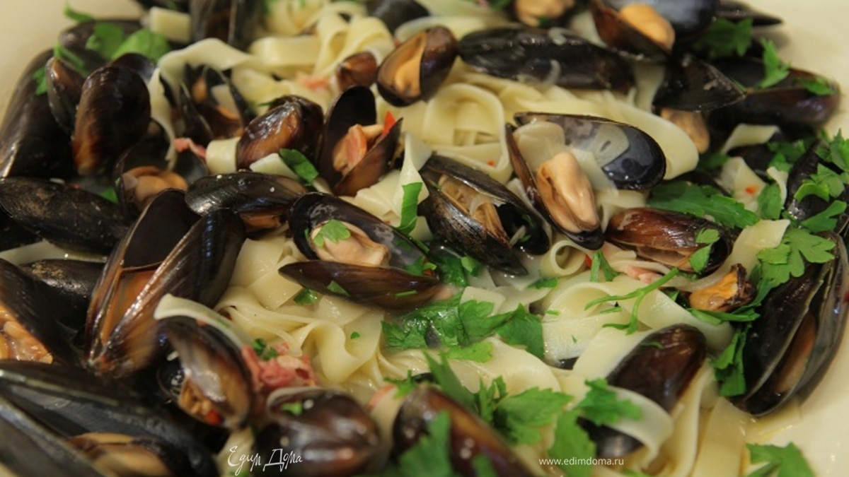 Феттучине с мидиями, беконом и чили