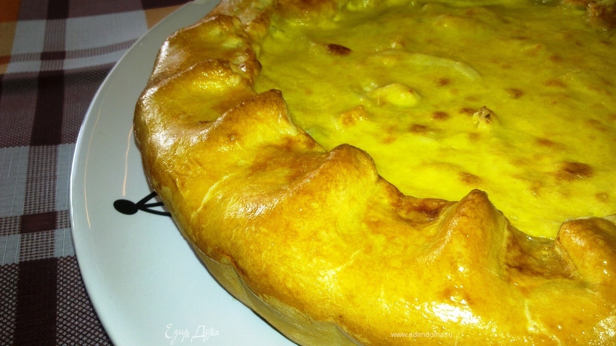 Пирог с курицей и сырной заливкой