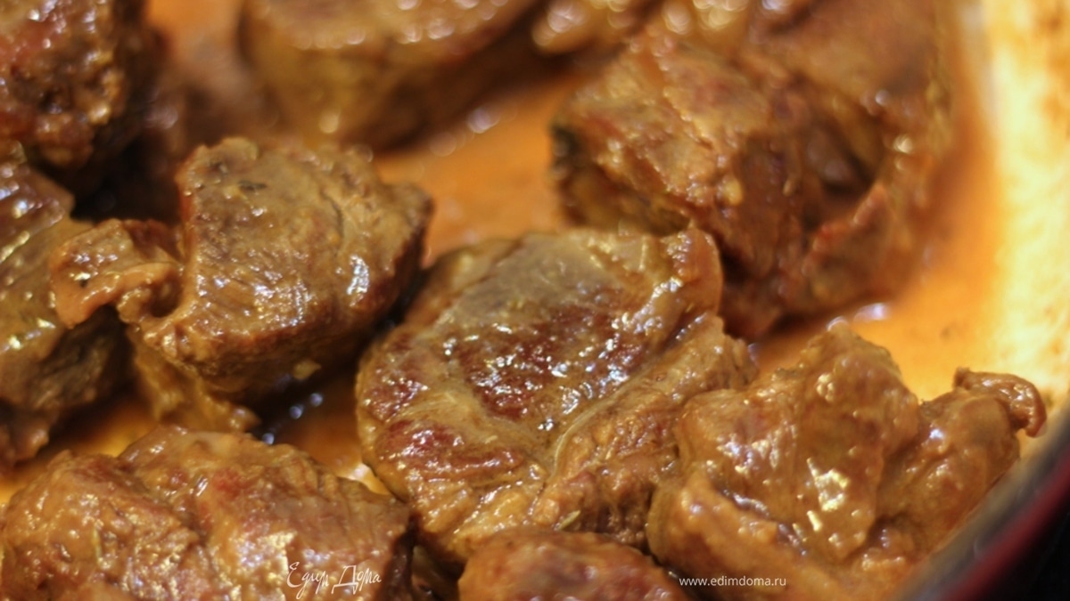 Баранина с чесноком и вином