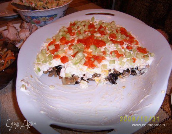 Салат с грибами, курицей и черносливом