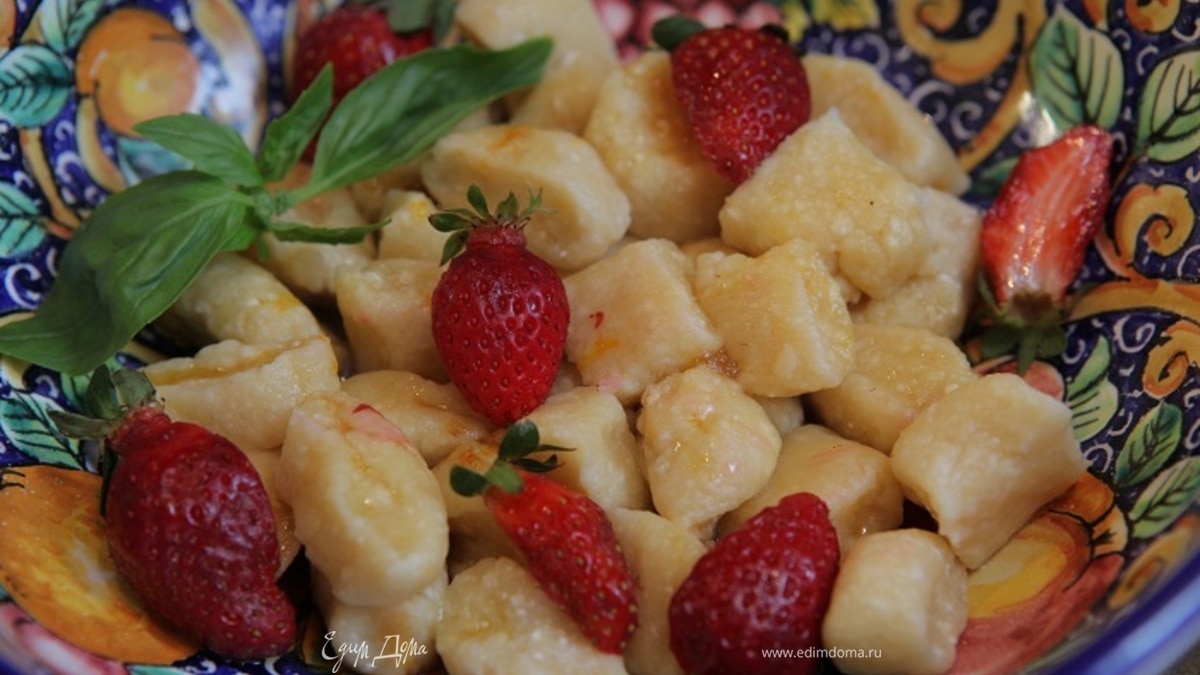 Ленивые вареники с клубникой и базиликом