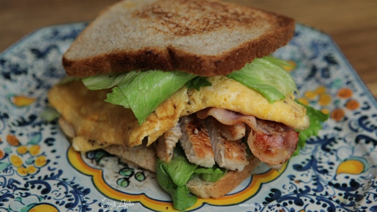 Сэндвич с индейкой и беконом