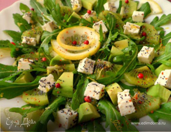 Салат из руколы, киви, авокадо и козьего сыра