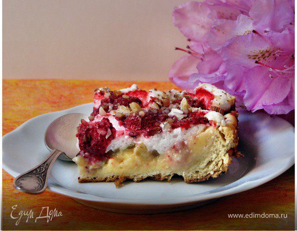Пирог с ревенем и клубникой