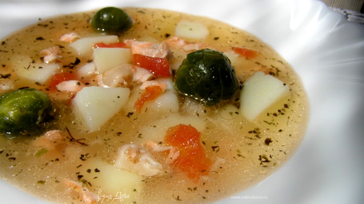 Суп с лососем, брюссельской капустой и помидором