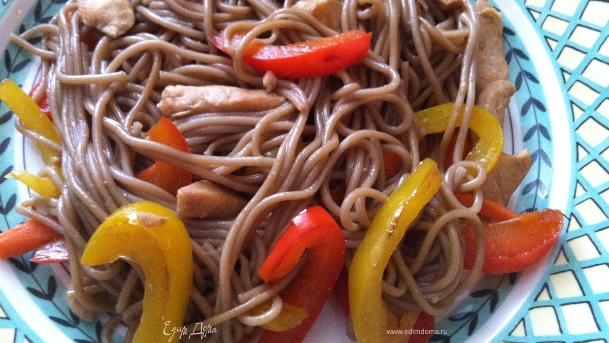 Гречневая лапша с курочкой и овощами