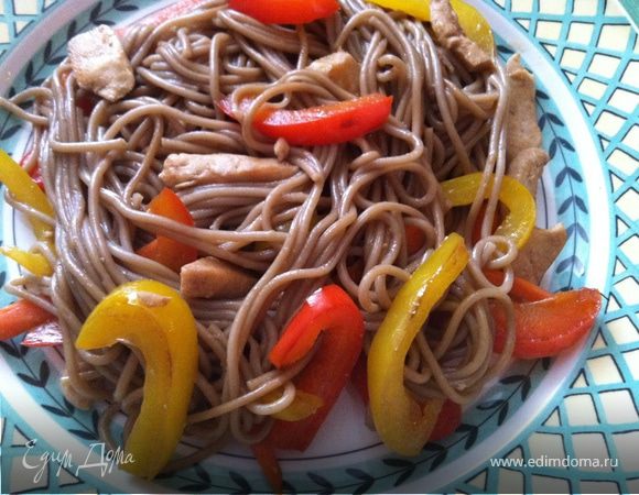 Гречневая лапша с курочкой и овощами