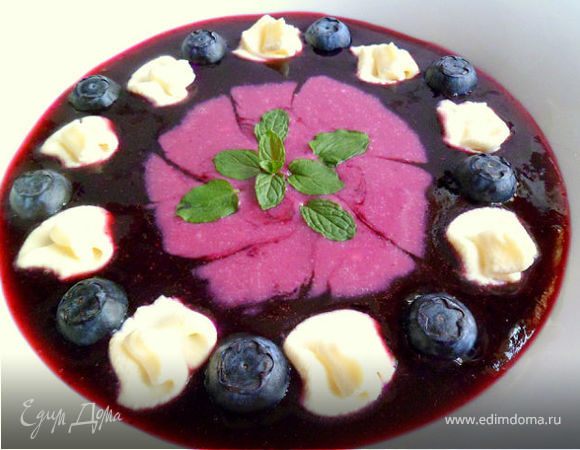 Черничный супчик с ягодами, мятой и взбитыми сливками