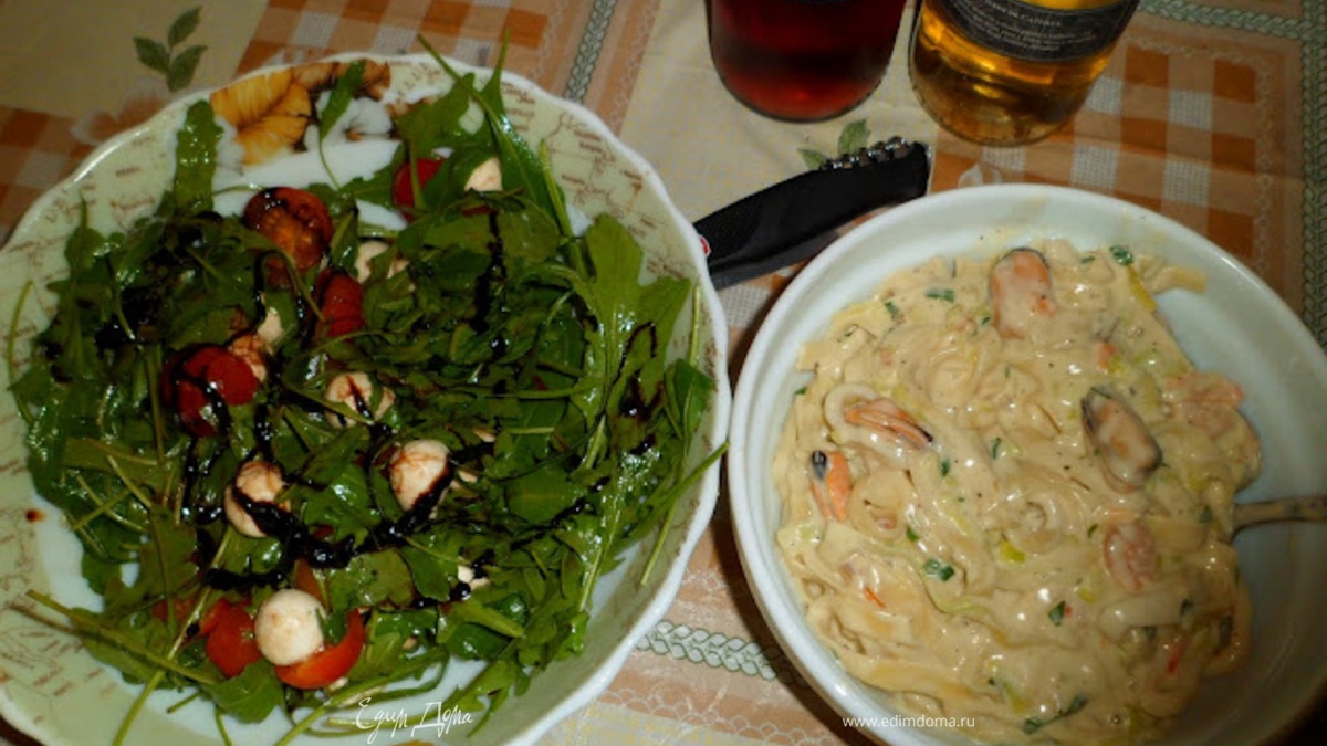 Тальятелле с морепродуктами в сливочном соусе и лёгкий салат с руколой (Аl Italia)