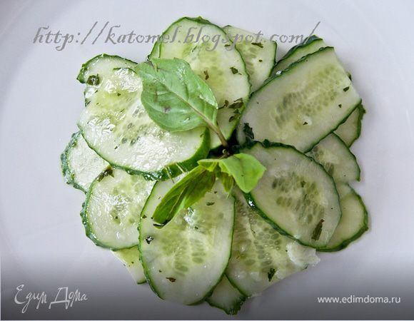 Огуречный салат по-средиземноморски Огуречный салат по-средиземноморски