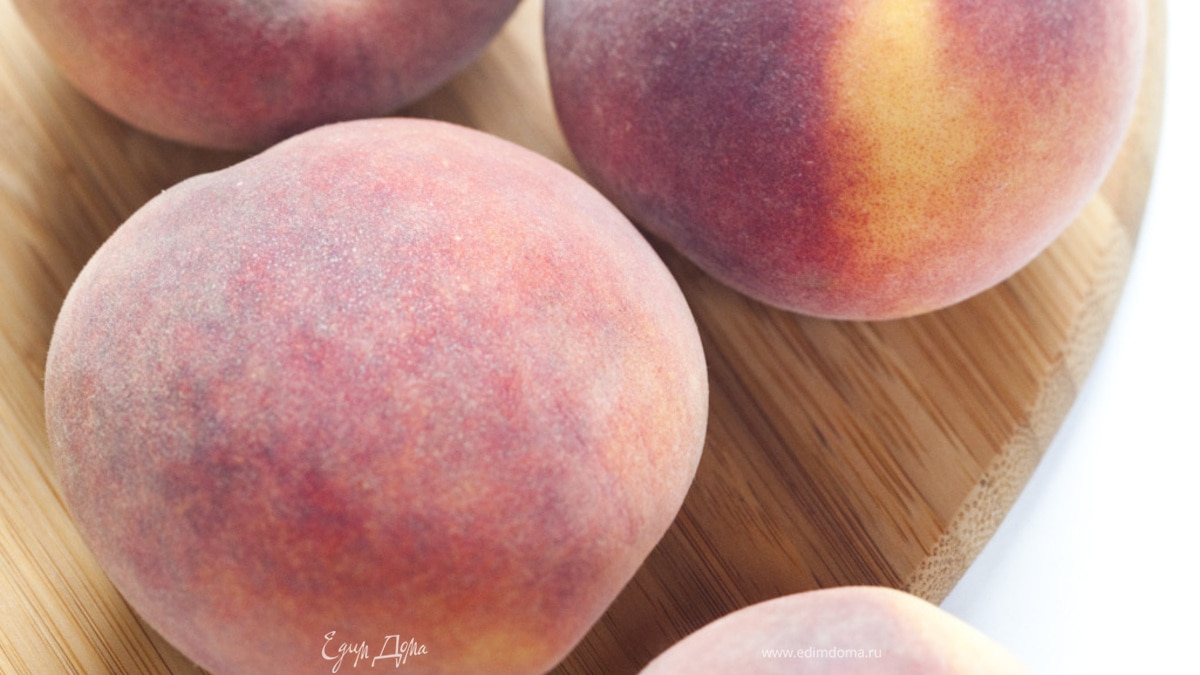 Детская рисовая каша с персиком