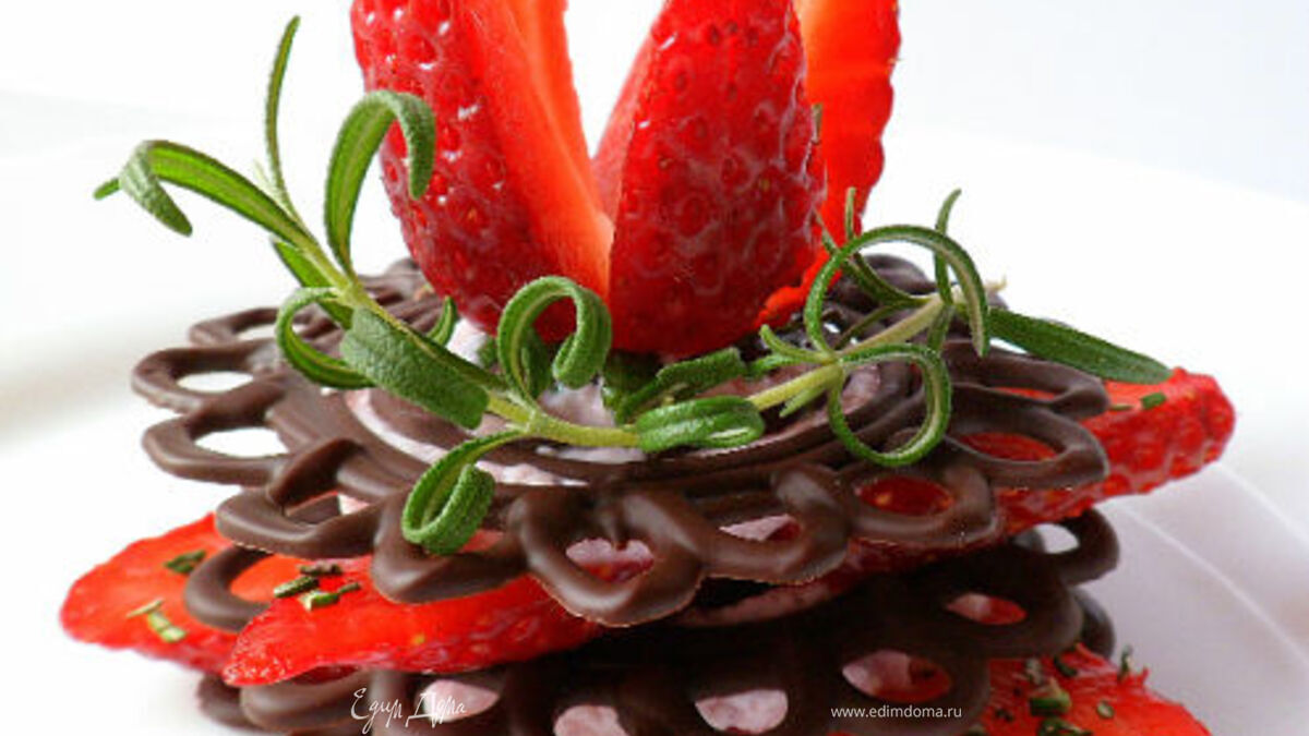 Клубника на шоколадных пластинах со взбитыми сливками и розмарином