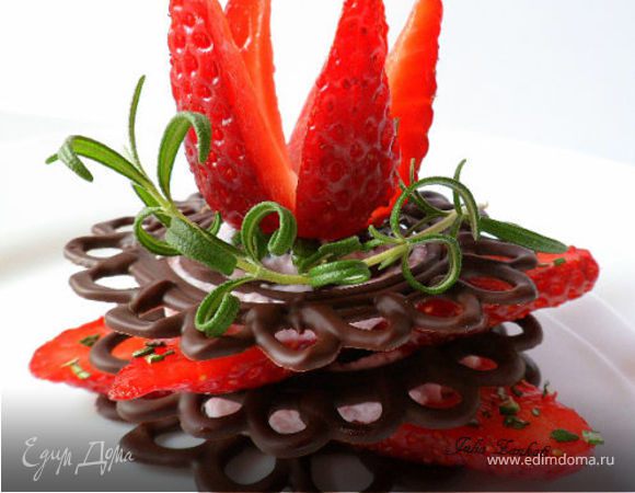 Клубника на шоколадных пластинах со взбитыми сливками и розмарином