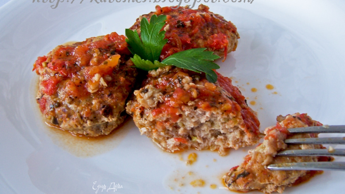 Кабачково-мясные котлеты в томатном соусе