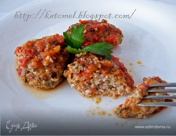 Кабачково-мясные котлеты в томатном соусе