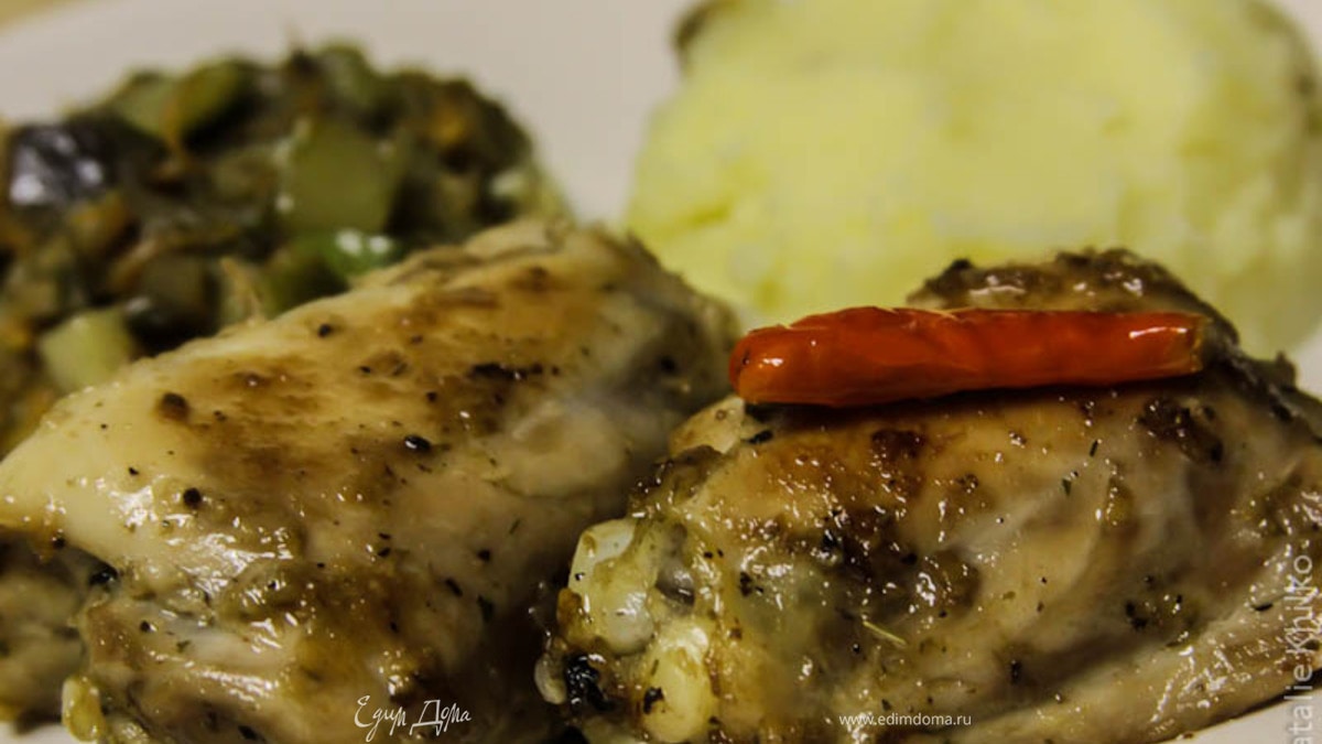 Остренькие тушеные куриные бедрышки с овощами и картофельной пюрешкой