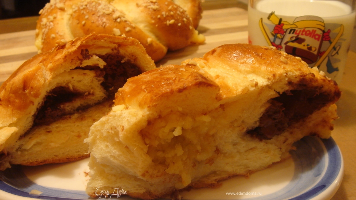 Сладкий рулет с ванильным пудингом и шоколадно-ореховой пастой