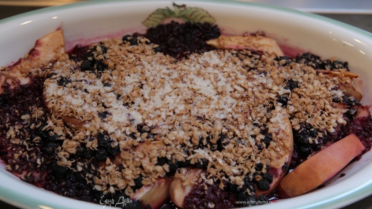 Персики, запеченные с черникой и гречневыми хлопьями