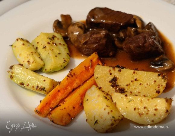 Говядина в соусе из красного вина с запеченными овощами