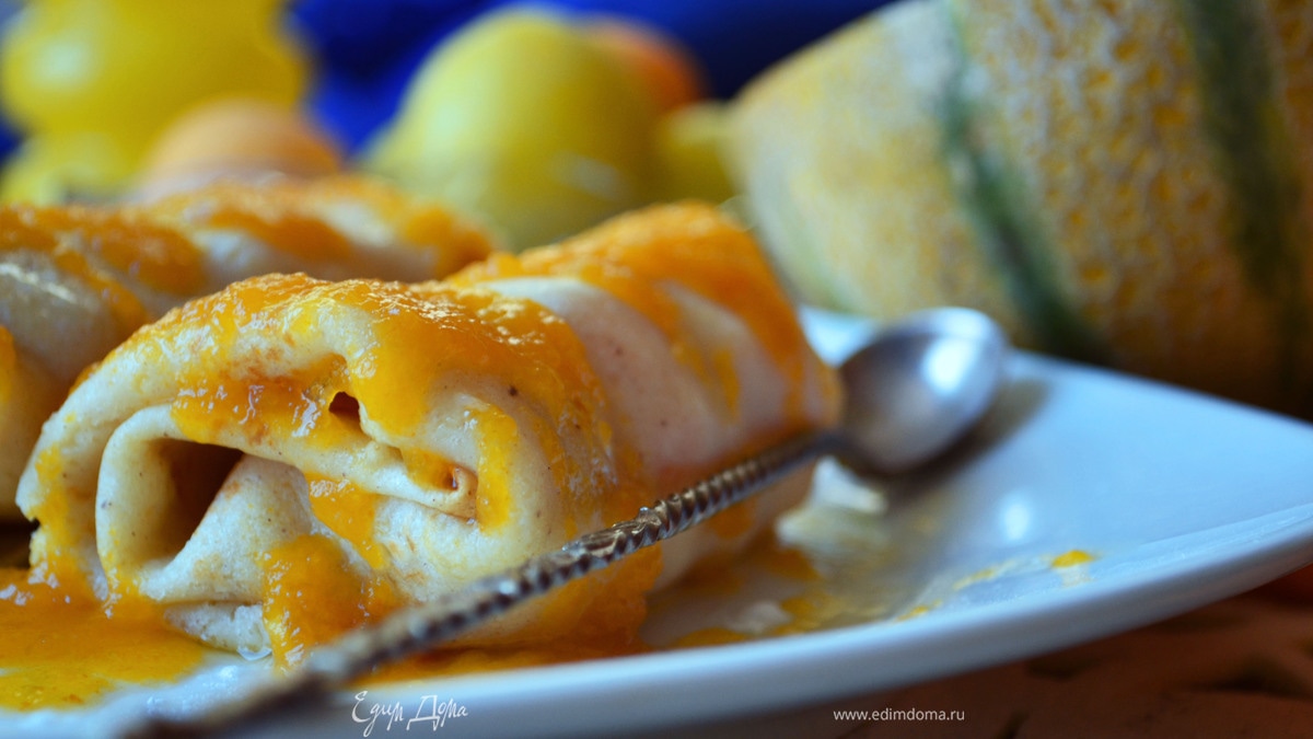 Блинчики со свежими фруктами и соусом из мускусной дыни