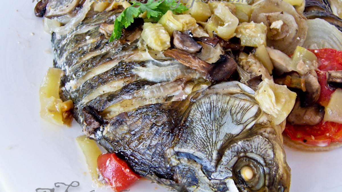 Караси, запеченные в сметане с овощами