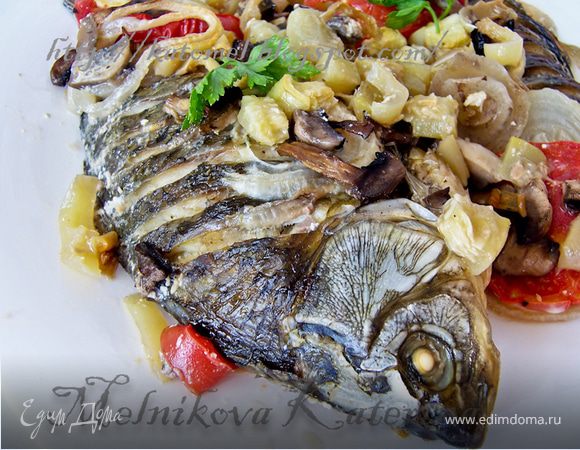 Караси, запеченные в сметане с овощами