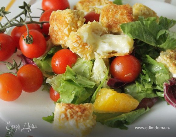 Салат с теплым камамбером Салат с теплым камамбером