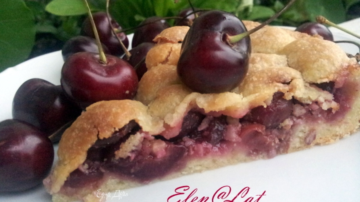 Черешневый пирог с миндалем