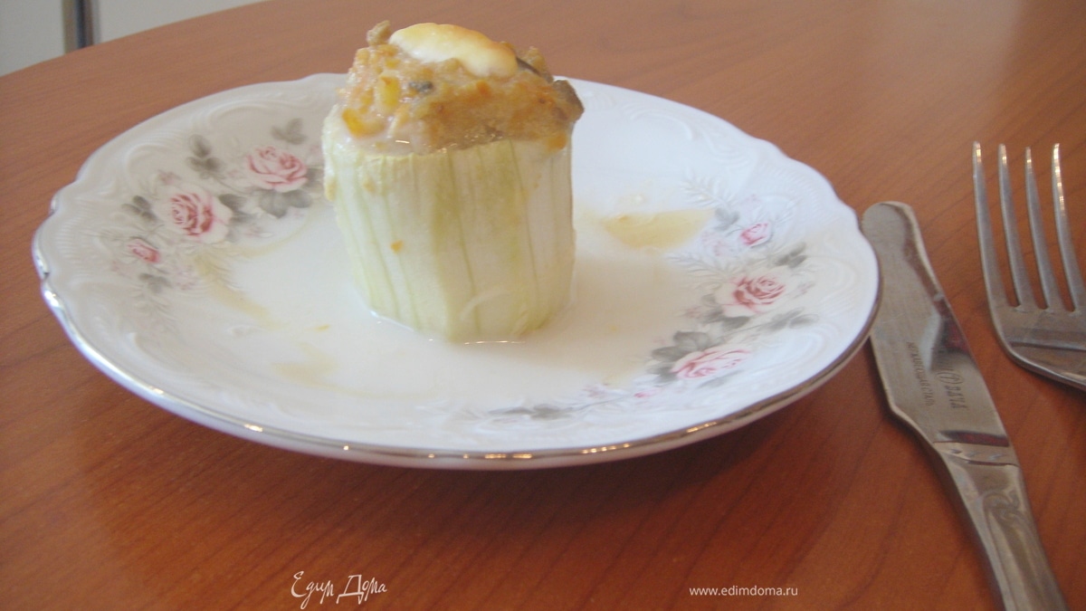 Фаршированные курицей и грибами кабачки с бальзамическим соусом