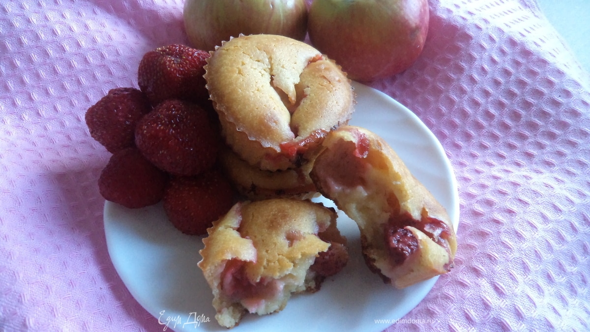 Кексы с клубникой в силиконовых формочках