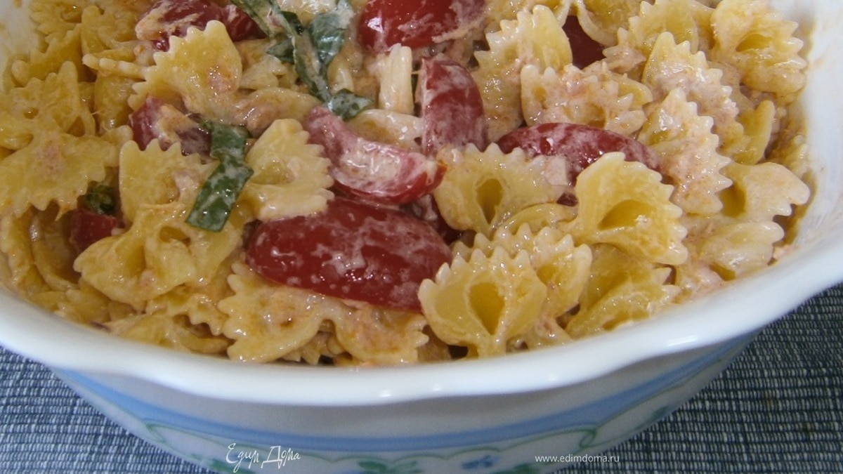 Холодная паста: Бантики с помидорами и тунцом