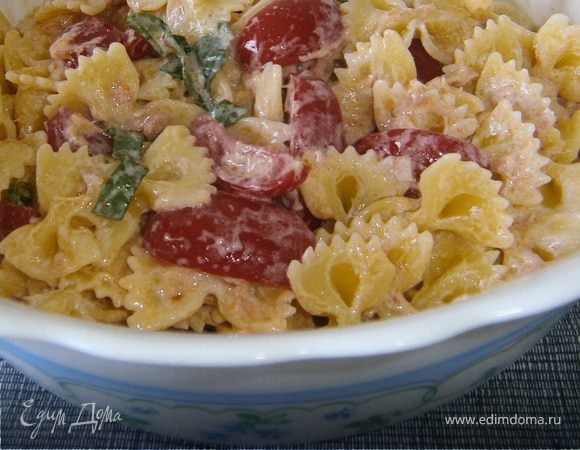 Холодная паста: Бантики с помидорами и тунцом Холодная паста: Бантики с помидорами и тунцом