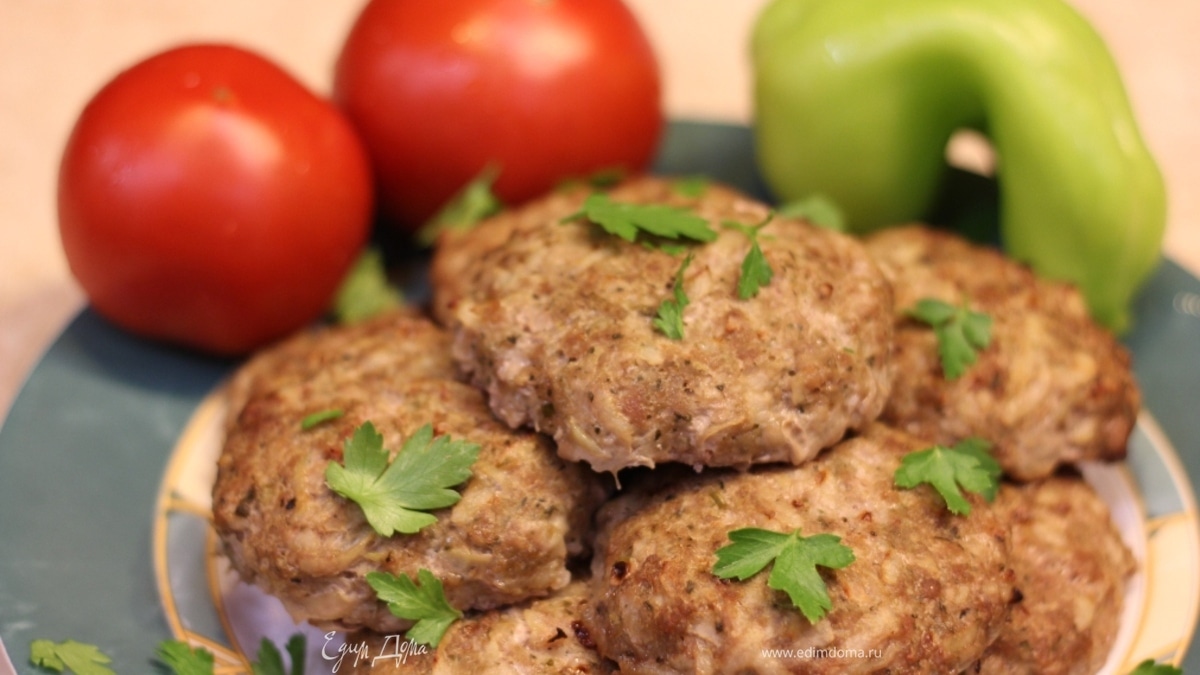 Запеченные котлеты с картофелем