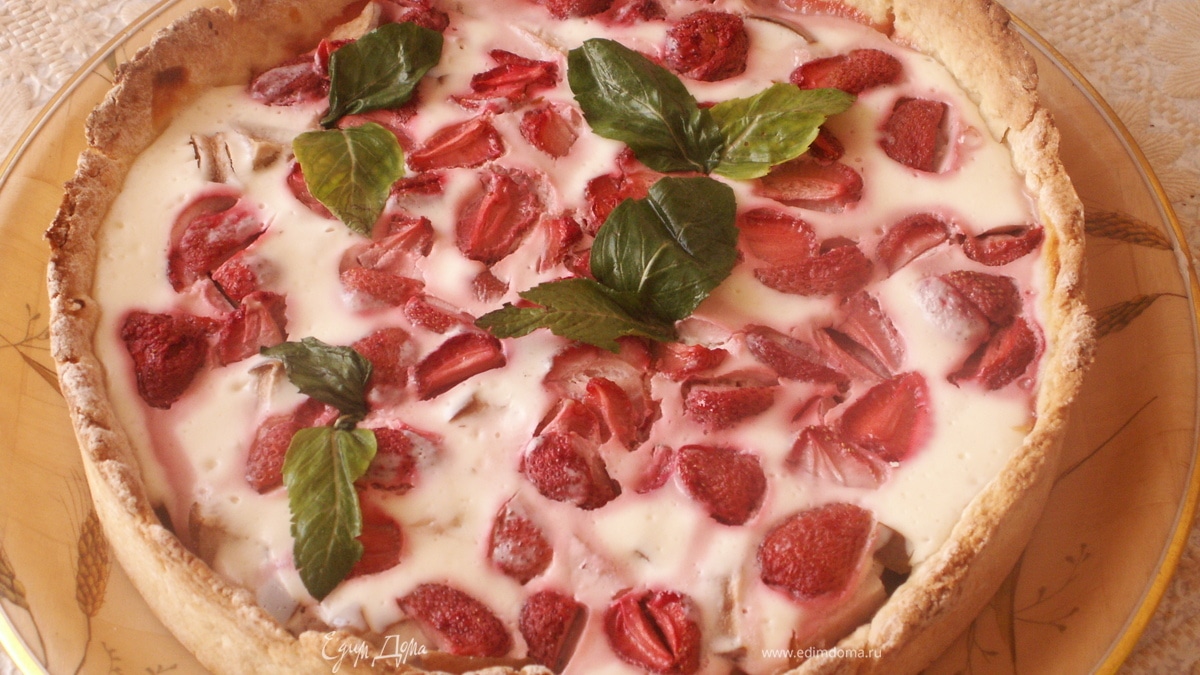 Легкий летний пирог с грушами и клубникой