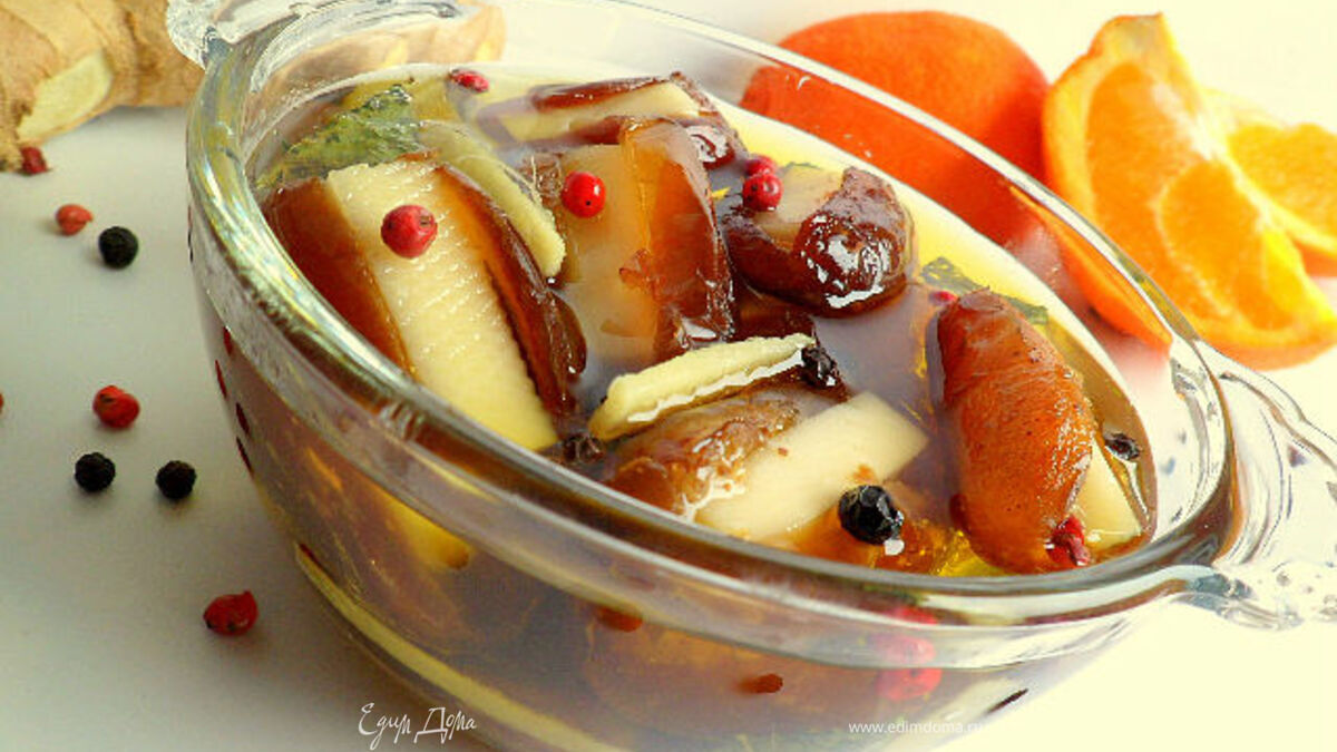 Финики, фаршированные сыром эмменталь, в пряном соусе