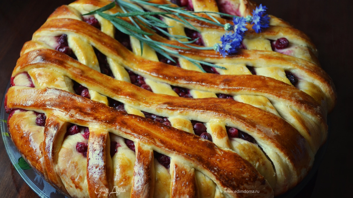 Пирог с вишней и смородиной (дрожжевое тесто на кефире)