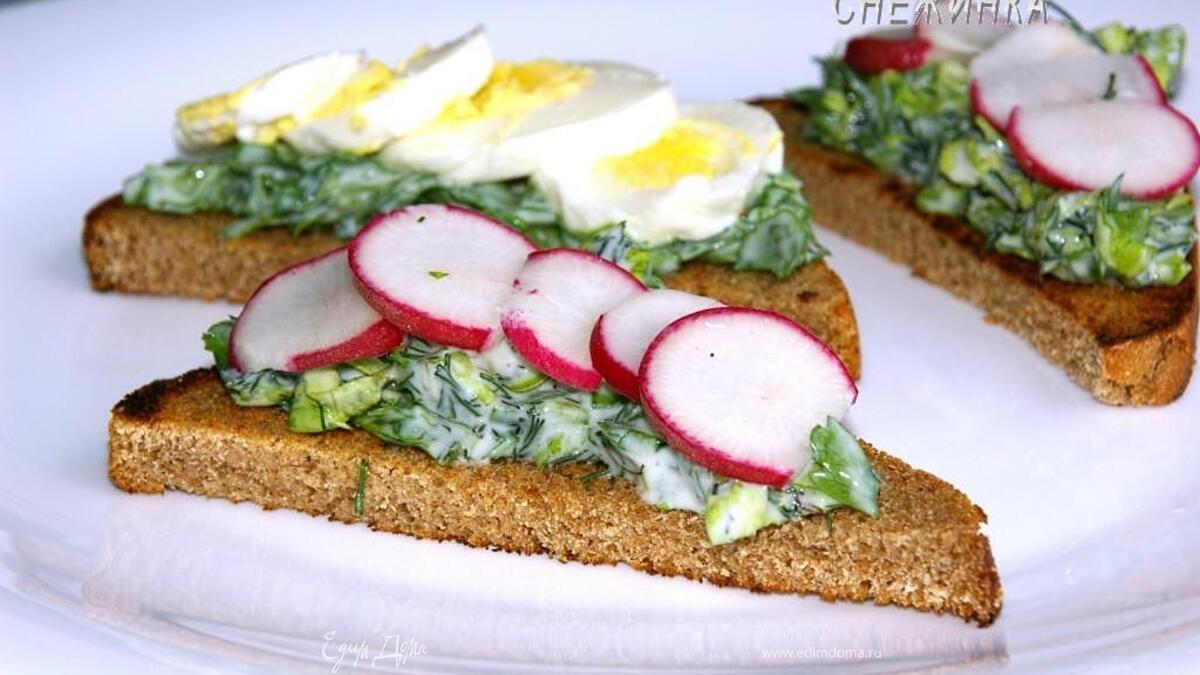 Тосты с руколой и яйцом, зеленью и редисом