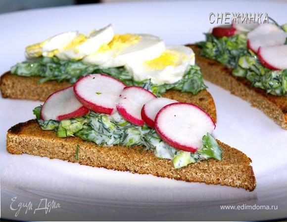 Тосты с руколой и яйцом, зеленью и редисом