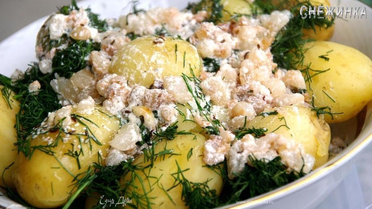 Молодой картофель с укропом и сметанной заправкой