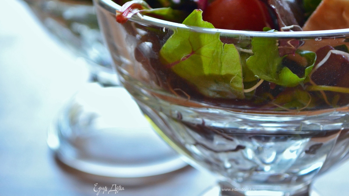 Летний зеленый салат с томатами и моцареллой