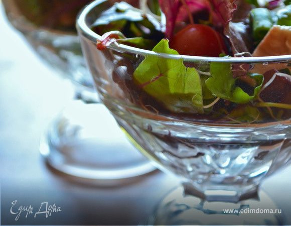 Летний зеленый салат с томатами и моцареллой Летний зеленый салат с томатами и моцареллой