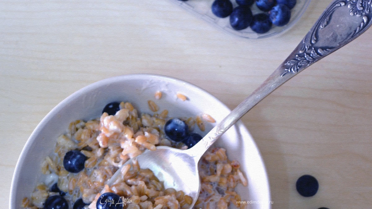 Ванильная овсяная каша со свежей голубикой