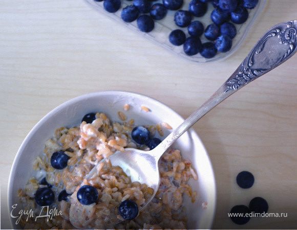 Ванильная овсяная каша со свежей голубикой