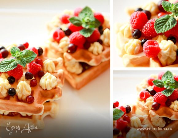 Бельгийские вафли с ягодами и взбитыми сливками Бельгийские вафли с ягодами и взбитыми сливками