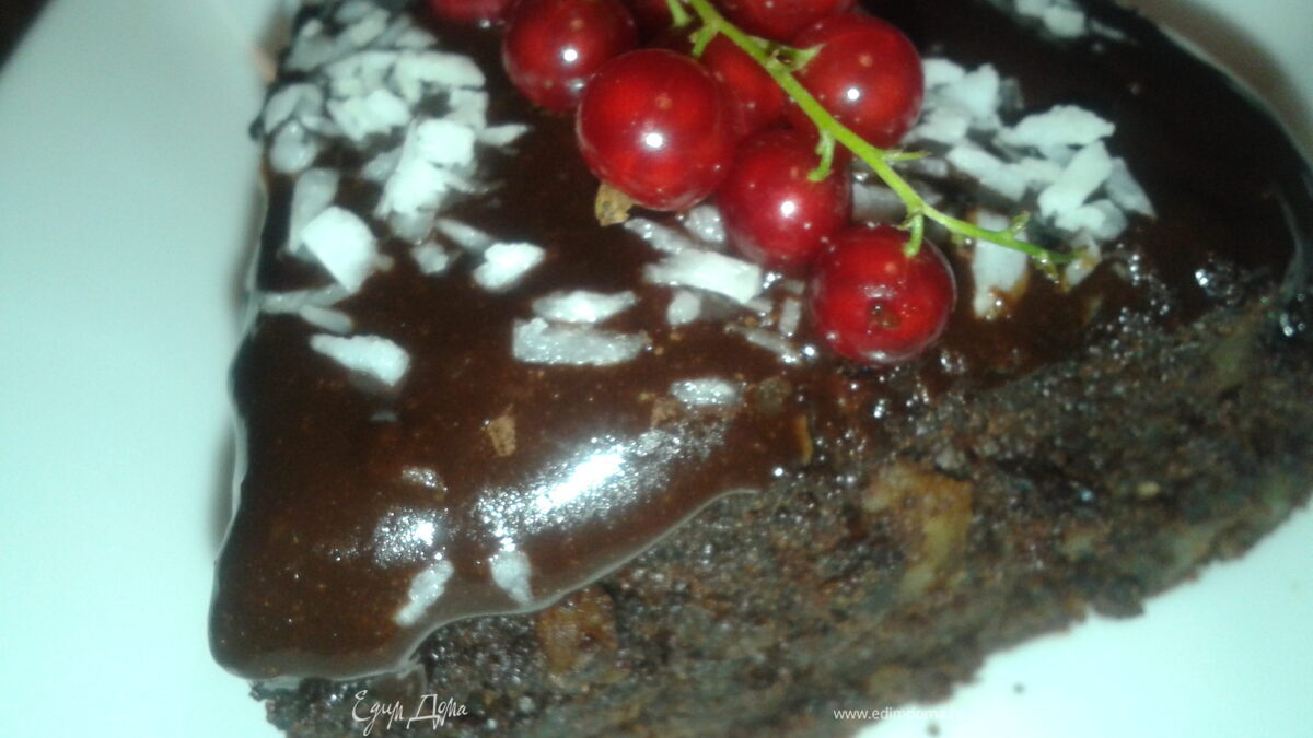 Шоколадный кекс с маком и орехами