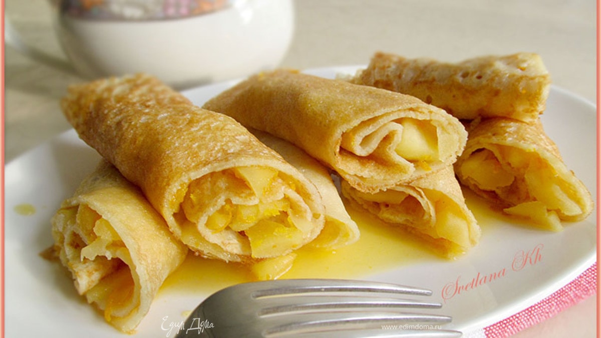 Блинчики с яблоками и фруктовым соусом