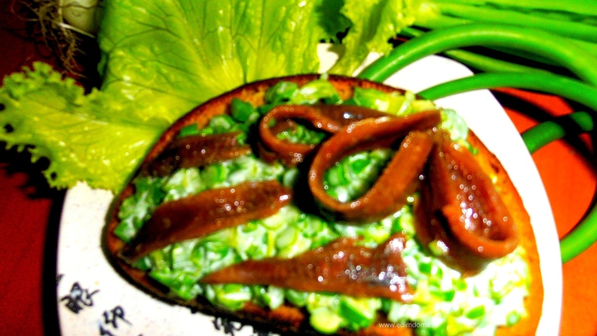 "Зеленый" бутерброд с анчоусами