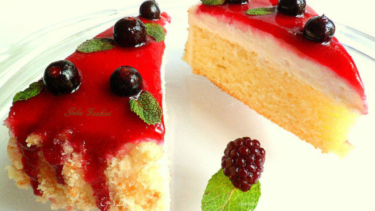 Пирог на газированном напитке с творожным кремом и ягодным соусом