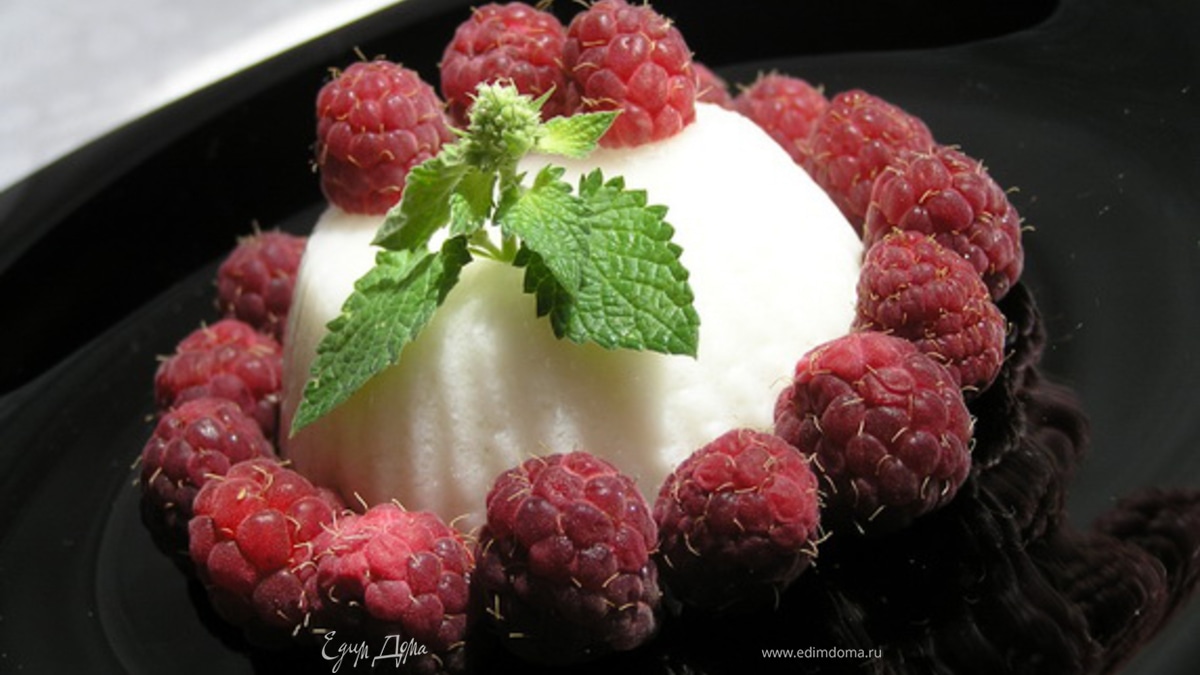 Кокосово-мятная панна котта с малиной